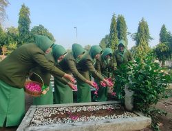 Persit Kartika Chandra Kirana Cabang XXIII Kodim 0810/Nganjuk Laksanakan Ziarah dan Tabur Bunga di TMP Yudha Pralaya Peringati HUT ke-80