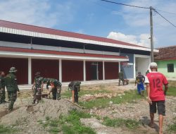 Anggota Koramil 0810/11 Prambon Bersama Pemdes dan Tokoh Masyarakat Laksanakan Karya Bakti di Desa Tegaron