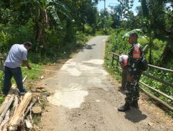 Babinsa Koramil 0810/18 Ngetos Laksanakan Pengecekan Jembatan Rusak Bersama Perangkat Desa