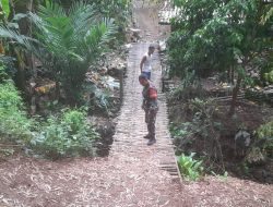 BABINSA TINJAU JEMBATAN BAMBU PENGHUBUNG MASYARAKAT ANTAR DUSUN