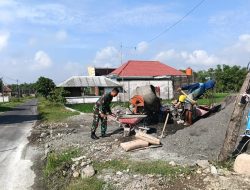 Babinsa Koramil 0810/15 Rejoso Laksanakan Gotong Royong Pembangunan Pondasi Rumah Warga Binaan