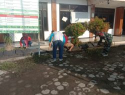 Pererat Kemanunggalan TNI-Rakyat, Babinsa Koramil 0810/08 Baron Laksanakan Komsos Sambil Kerja Bakti di Desa Waung