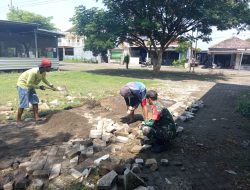 BABINSA BERSAMA WARGA LAKSANAKAN PEMASANGAN PAVING, WUJUDKAN LINGKUNGAN BERSIH DAN NYAMAN