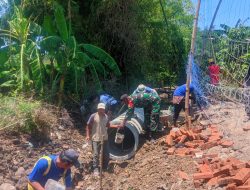 Babinsa Desa Rejoso Laksanakan Kerja Bakti Pemasangan Gorong-Gorong di Wilayah Binaan