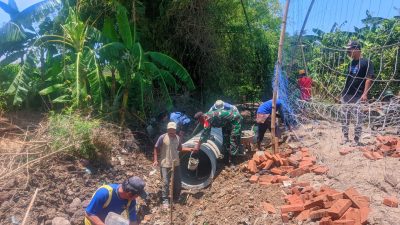 Babinsa Desa Rejoso Laksanakan Kerja Bakti Pemasangan Gorong-Gorong di Wilayah Binaan