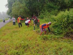 BABINSA KORAMIL 0810/02 BAGOR BERSAMA WARGA BERSIHKAN SEMAK-SEMAK, WUJUD KEPEDULIAN LINGKUNGAN DAN KEMANUNGGALAN TNI-RIYAT