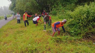 BABINSA KORAMIL 0810/02 BAGOR BERSAMA WARGA BERSIHKAN SEMAK-SEMAK, WUJUD KEPEDULIAN LINGKUNGAN DAN KEMANUNGGALAN TNI-RIYAT