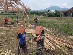 BABINSA GOTONG ROYONG BANGUN RUMAH, WUJUDKAN SEMANGAT KEBERSAMAAN DI WILAYAH BINAAN