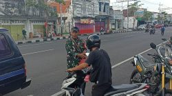 BABINSA KORAMIL 0810/01 KOTA NGANJUK BAGIKAN NASI KOTAK DALAM PROGRAM JUM’AT BERKAH