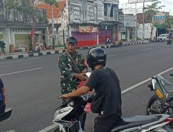 BABINSA KORAMIL 0810/01 KOTA NGANJUK BAGIKAN NASI KOTAK DALAM PROGRAM JUM’AT BERKAH