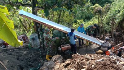 DUKUNG PEMBANGUNAN INFRASTRUKTUR, DANRAMIL NGETOS BERSAMA WARGA BANGUN JEMBATAN GARUDA DI DESA SURU