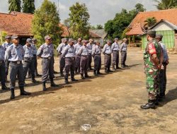 Babinsa Koramil 0810/05 Sawahan Bersama Bhabinkamtibmas Berikan Pelatihan LINMAS Desa Duren Guna Tingkatkan Kapasitas Keamanan Wilayah