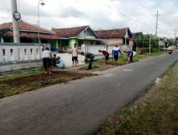 Kebersamaan Babinsa dan Warga, Koramil 0810/10 Tanjunganom Gelar Kerja Bakti di Desa Kedungombo