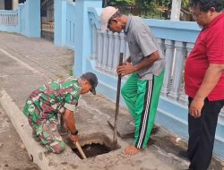 Sinergi TNI Dan Warga, Jumat Bersih Di Lingk. Jetis Kel. Warujayeng
