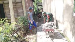 Tumbuhkan Semangat Gotong Royong, Babinsa Koramil 0810/03 Loceret Bantu Pasang Paving Block
