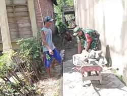 Tumbuhkan Semangat Gotong Royong, Babinsa Koramil 0810/03 Loceret Bantu Pasang Paving Block