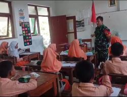 Babinsa dan Anak SD Bergembira Bersama dalam WASABANG
