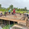 BABINSA KORAMIL 0810/07 PATIANROWO GOTONG ROYONG BERSAMA WARGA BANGUN JEMBATAN DESA BUKUR
