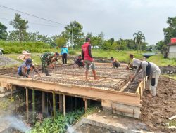 BABINSA KORAMIL 0810/07 PATIANROWO GOTONG ROYONG BERSAMA WARGA BANGUN JEMBATAN DESA BUKUR