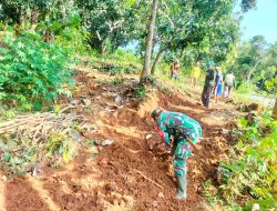 BABINSA DESA SURU BERSAMA WARGA BANGUN JEMBATAN ALTERNATIF, JAGA KELANCARAN AKTIVITAS MASYARAKAT