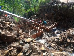 TNI dan Warga Bangun Jembatan Garuda, Akses Desa Suru Kini Lebih Lancar