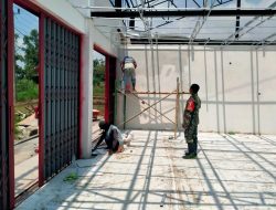 BABINSA KORAMIL 0810/18 NGETOS DAMPINGI PEMBANGUNAN KDKMP DI DESA ORO-ORO OMBO