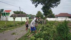 Babinsa Bersama Warga Melaksanakan Gotong Royong Bersihkan Ranting Pohon Kanan Kiri Jalan
