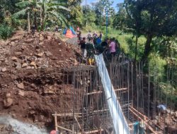 PENGECORAN JEMBATAN PERINTIS GARUDA, WUJUD KEMANUNGGALAN TNI DAN RAKYAT DI DESA SURU