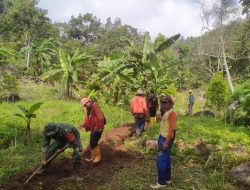 BABINSA KORAMIL 0810/18 NGETOS BERSAMA WARGA DESA KLODAN KERJA BAKTI PASANG PIPA AIR BERSIH