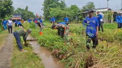 BABINSA WARUJAYENG BERSAMA WARGA KERJA BAKTI BERSIHKAN LINGKUNGAN DAN SALURAN IRIGASI