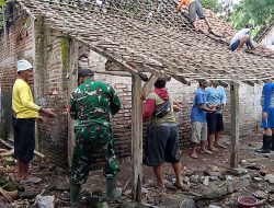 Wujud Kepedulian dan Kebersamaan, Babinsa Koramil 0810/15 Rejoso Laksanakan Kerja Bakti Perbaikan Rumah Warga Binaan