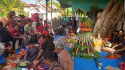BABINSA KORAMIL 0810/20 NGLUYU BANTU PENYEMBELIHAN HEWAN DAN PENYALURAN DAGING QURBAN DI DESA BAJANG