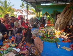 BABINSA KORAMIL 0810/20 NGLUYU BANTU PENYEMBELIHAN HEWAN DAN PENYALURAN DAGING QURBAN DI DESA BAJANG