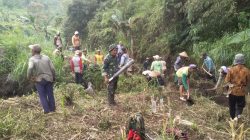BABINSA DAN WARGA DESA KLODAN GOTONG ROYONG BERSIHKAN SUMBER AIR BERSIH