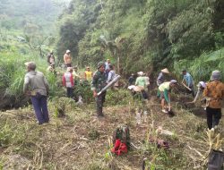 BABINSA DAN WARGA DESA KLODAN GOTONG ROYONG BERSIHKAN SUMBER AIR BERSIH