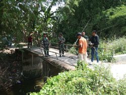 Wujud Kepedulian terhadap pembangunan Infrakstrutur Desa Babinsa Koramil 0810/15 Rejoso Dampingi Survei Rencana Pembangunan Jembatan di Wilayah Binaannya
