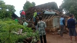 BABINSA KORAMIL 0810/05 SAWAHAN LAKSANAKAN KERJA BAKTI PEMBONGKARAN RUMAH WARGA DI DESA SAWAHAN