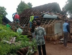 BABINSA KORAMIL 0810/05 SAWAHAN LAKSANAKAN KERJA BAKTI PEMBONGKARAN RUMAH WARGA DI DESA SAWAHAN