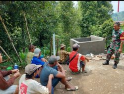 Babinsa Koramil 05 Sawahan melaksanakan Komsos dengan Warga