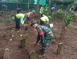 BABINSA DAN MASYARAKAT BERSIH BERSIH TPU DUSUN TENGGER DESA BLONGKO KECAMATAN NGETOS