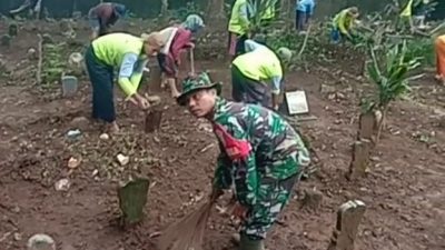 BABINSA DAN MASYARAKAT BERSIH BERSIH TPU DUSUN TENGGER DESA BLONGKO KECAMATAN NGETOS