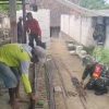 Ringankan Beban, Babinsa Bantu Bangun Rumah Warga Binaan