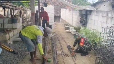 Ringankan Beban, Babinsa Bantu Bangun Rumah Warga Binaan