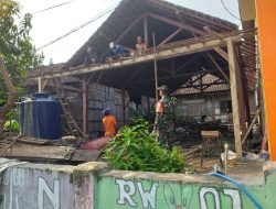 BABINSA DESA BAJANG BANTU WARGA BANGUN TERAS RUMAH WUJUD KEMANUNGGALAN TNI DENGAN RAKYAT