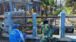 Babinsa Koramil 0810/10 Tanjunganom Bersama Warga Laksanakan Kerja Bakti Bersihkan Aliran Sungai