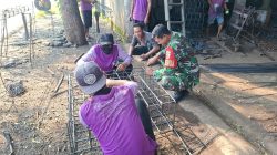 BABINSA KORAMIL 0810/10 TANJUNGANOM BANTU WARGA RAKIT BESI UNTUK PEMBANGUNAN RUMAH