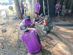 BABINSA KORAMIL 0810/10 TANJUNGANOM BANTU WARGA RAKIT BESI UNTUK PEMBANGUNAN RUMAH