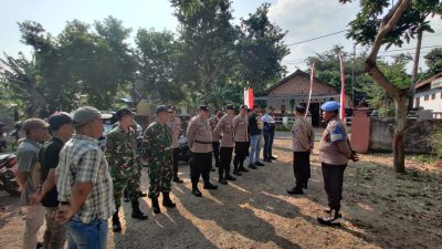 Anggota Koramil dan Polsek Prambon Laksanakan Pengamanan Nyadran (Bersih Desa) di Desa Sanggrahan