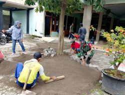 Gotong Royong Babinsa koramil 0810/02 Bersama Warga, Ds Sugihwaras Membantu Pemasangan Paving