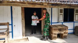 ANGGOTA KORAMIL 0810/19 JATIKALEN BAGIKAN DAGING QURBAN KEPADA WARGA DESA JATIKALEN